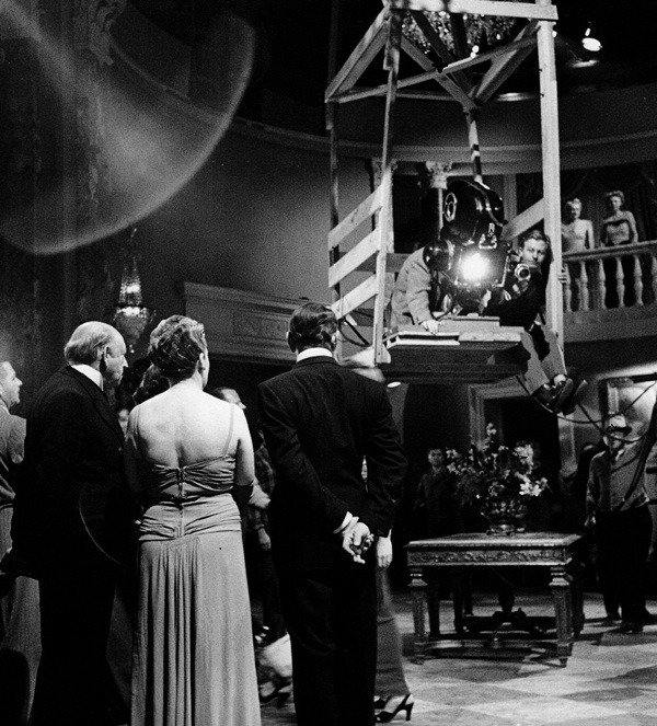 Hichcock ingeniándoselas para rodar uno de sus más reconocidos planos Hichcock ingeniándoselas para rodar uno de sus más reconocidos planos