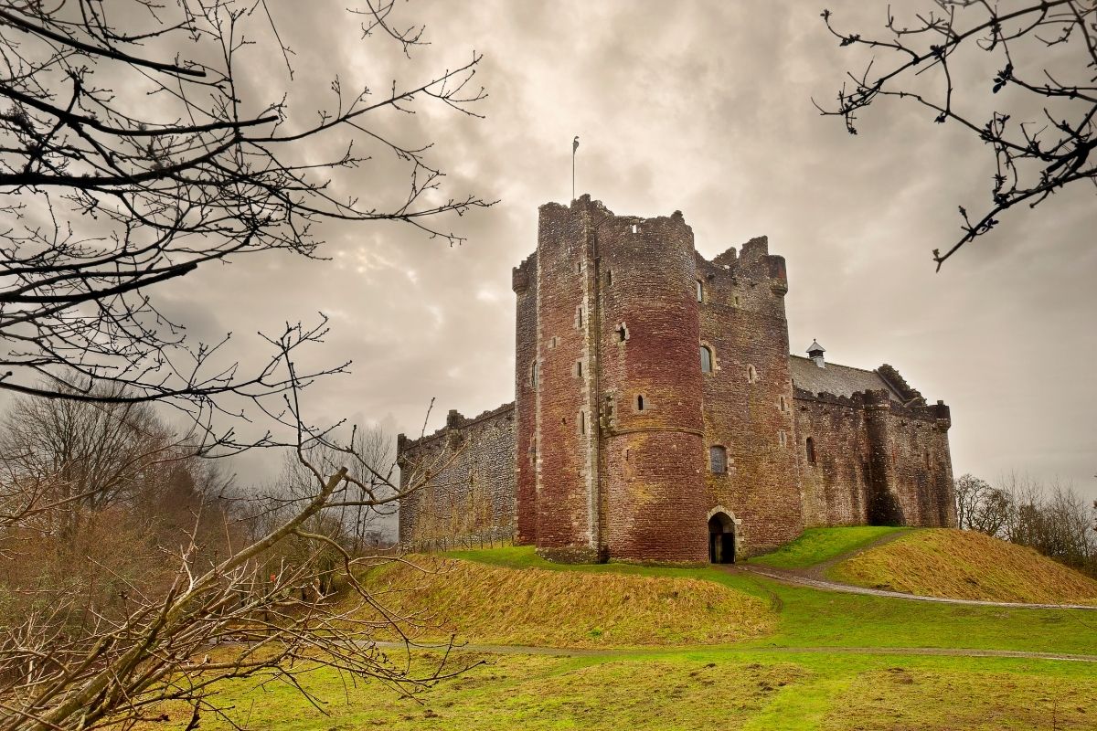 Los 10 castillos más usados en las películas Una foto del castillo de Doune en Escocia.