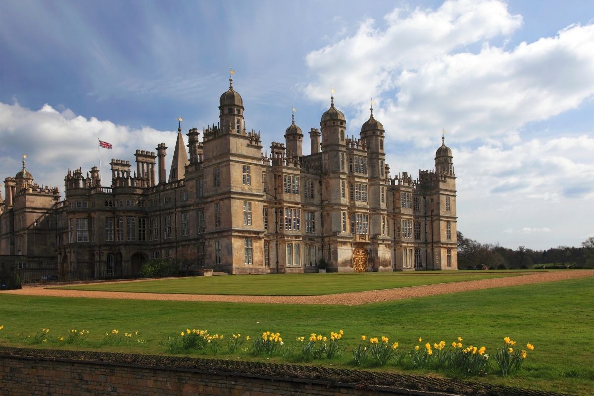 Los 10 castillos más usados en las películas Una foto de Burghley House en Cambridgeshire, Inglaterra.